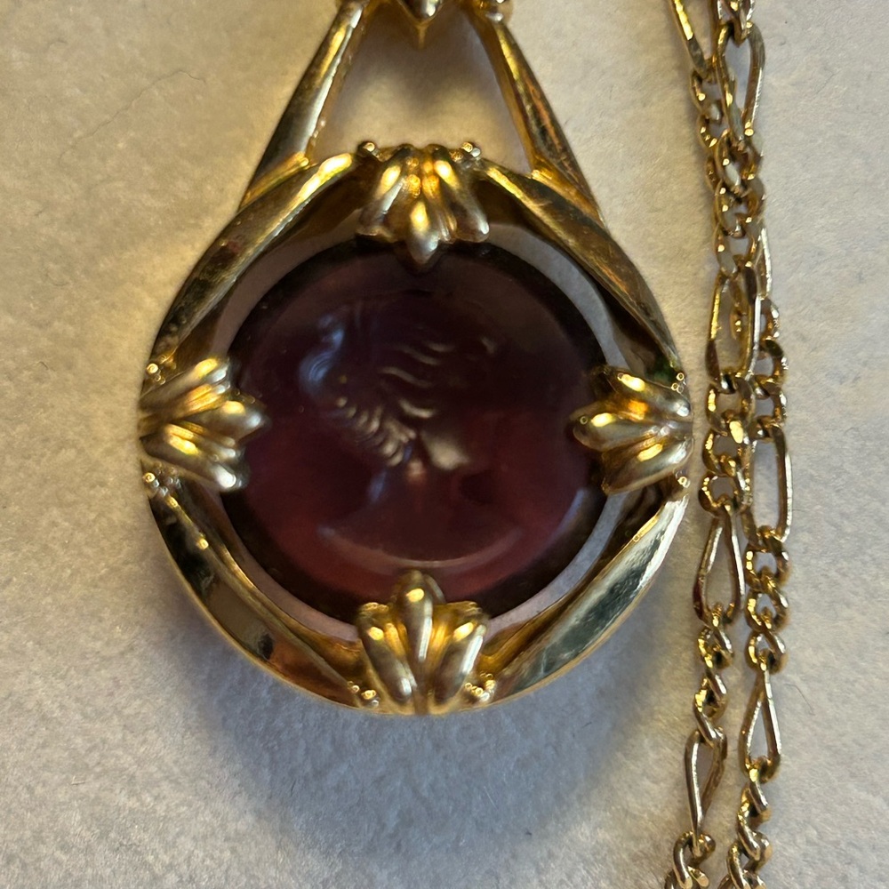 Vintage 1970’s Avon Intaglio Cameo Pendant Necklace - Picture 2 of 2